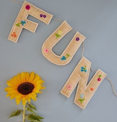 Girlang - Let's Have Fun från Rice med färgglada broderier