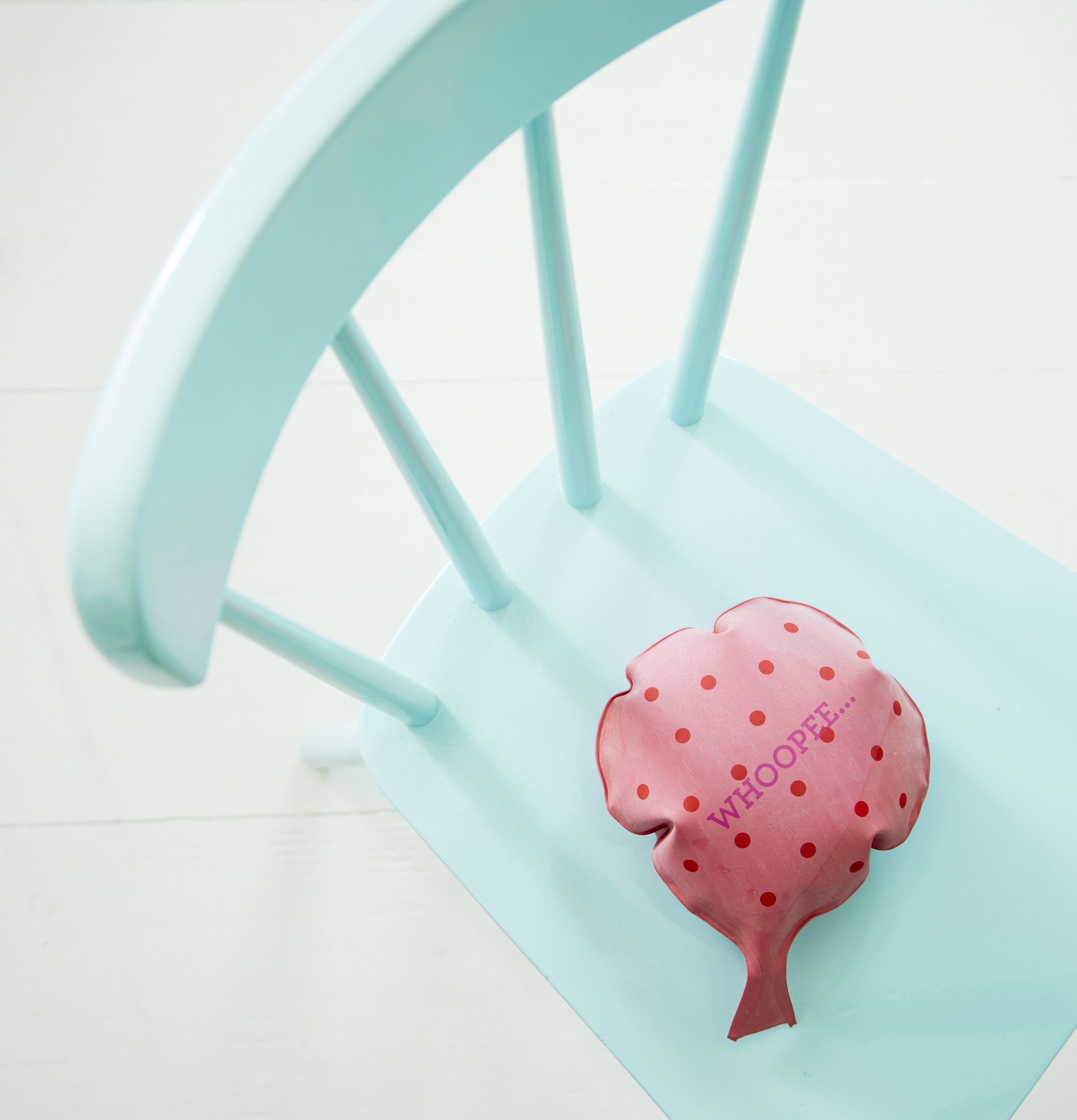 Whoopee Cushion Blå från Rice på en turkos trästol