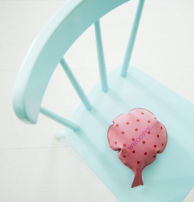 Whoopee Cushion Blå från Rice på en turkos trästol