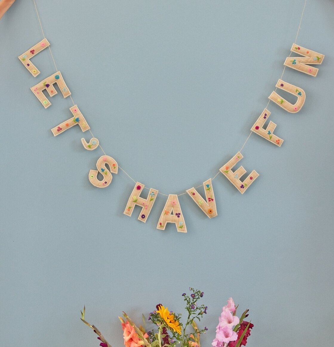 Girlang - Let's Have Fun från Rice mot ljusblå vägg