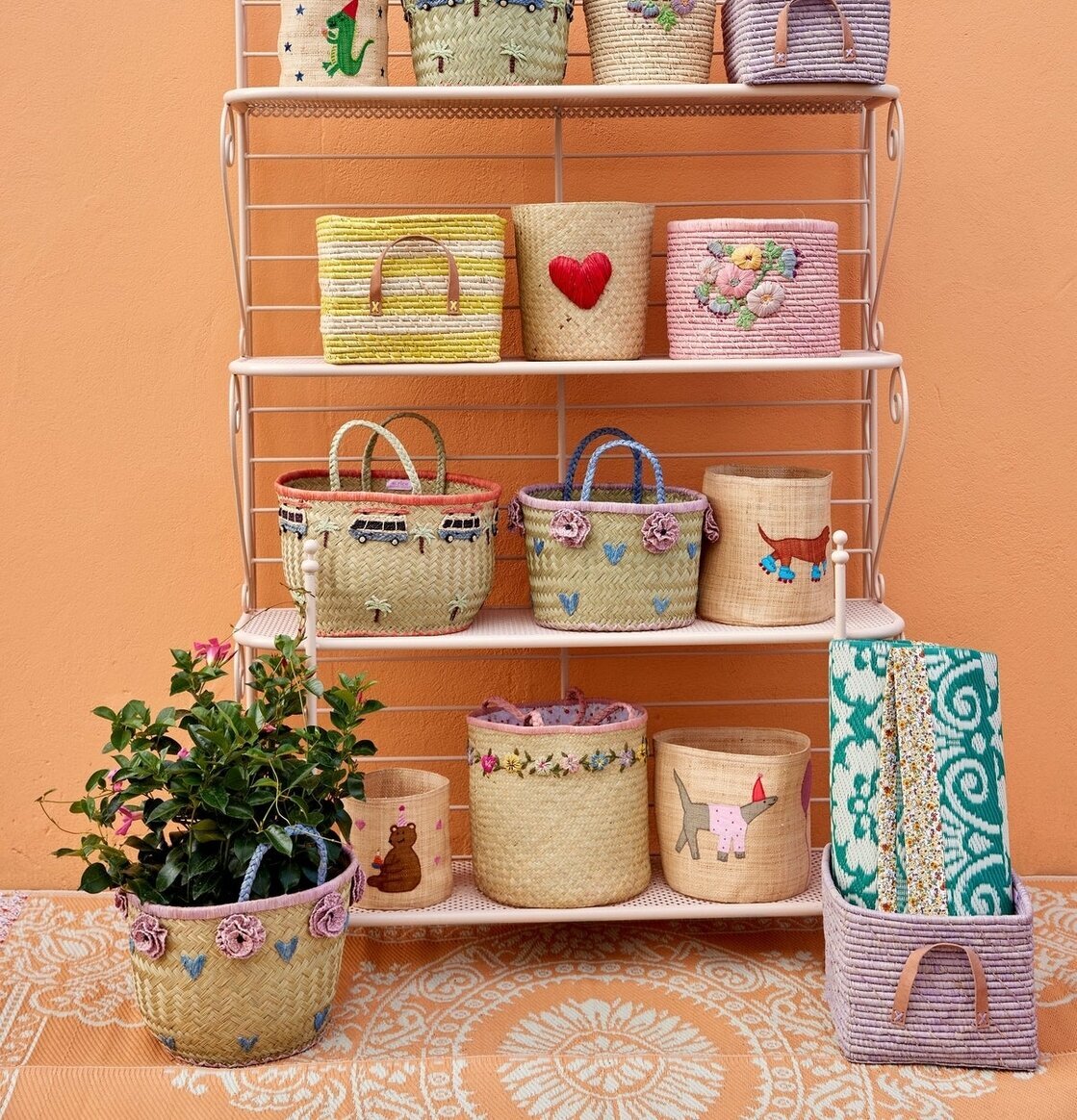 Förvaringsväska Raffia Blommor från Rice på vit hylla