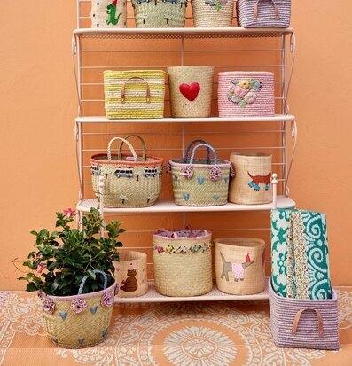 Förvaringsväska Raffia Blommor från Rice på vit hylla