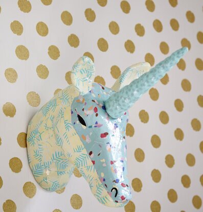 Enhörning Papier Mache från Rice med färgglada motiv