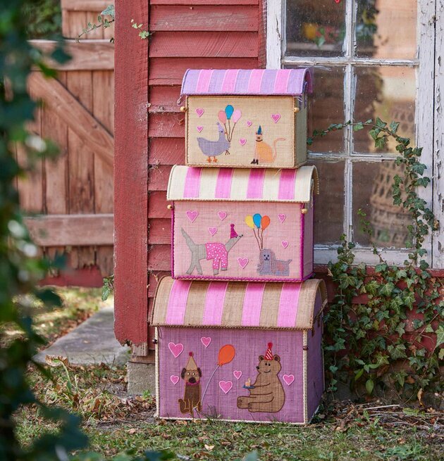 Förvaringshus Pink Party Animal från Rice utomhus vid stuga