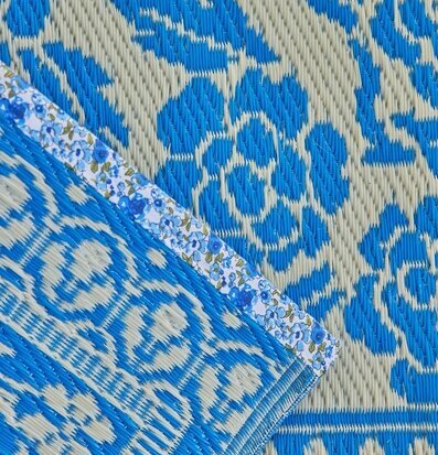 Plastmatta Blue/OffWhite från Rice med geometriska mönster