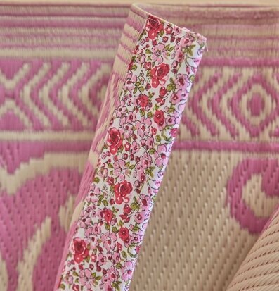 Plastmatta Pink/OffWhite från Rice med geometriska mönster