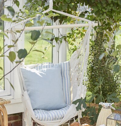 Hängstol Natur från IB Laursen i ett ljust, grönt rum