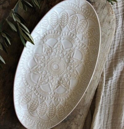 Serveringsfat Happiness Vit från Majas Cottage på träbakgrund