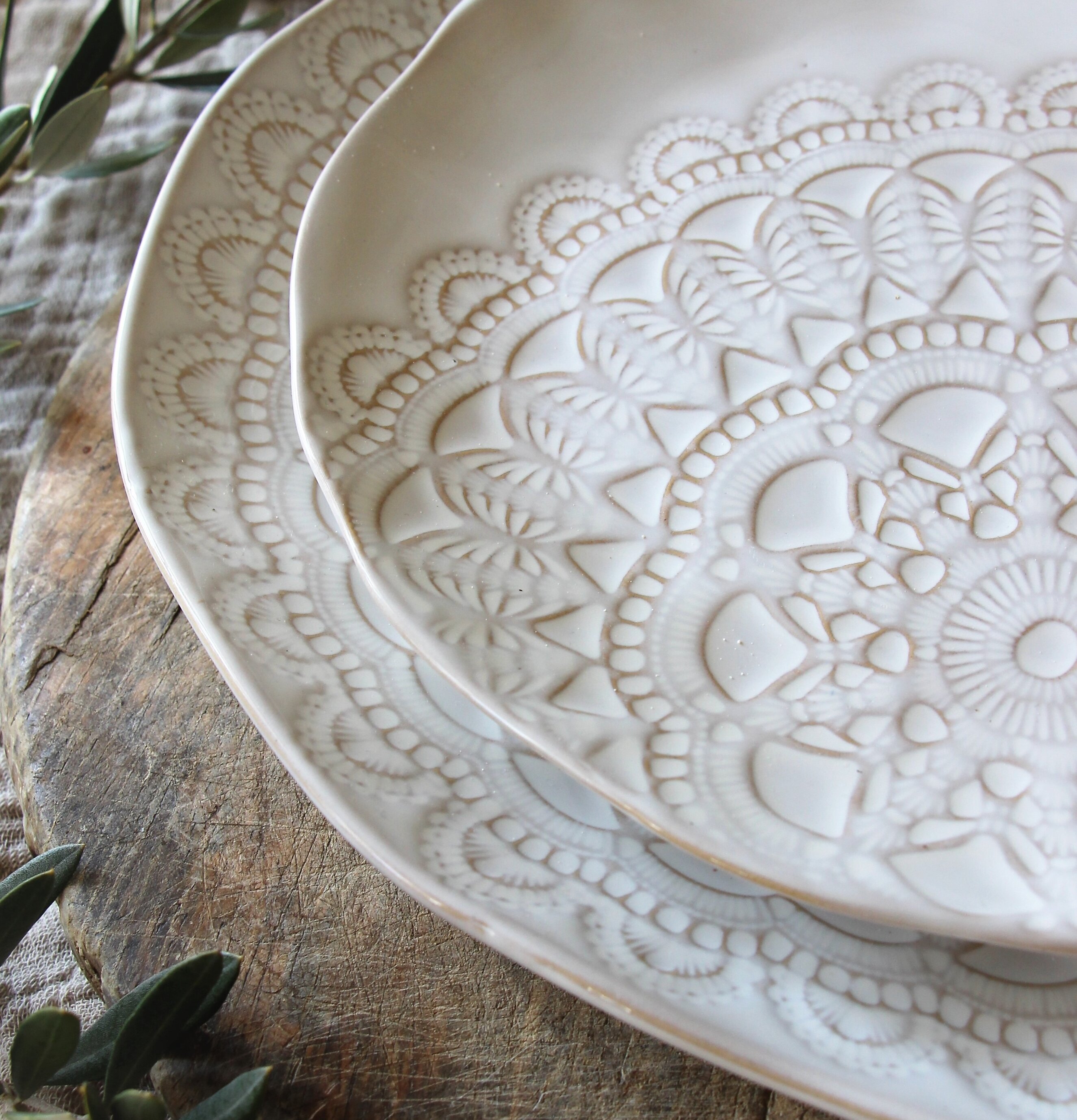 Tallrik Organic Happiness Vit från Majas Cottage på träskiva