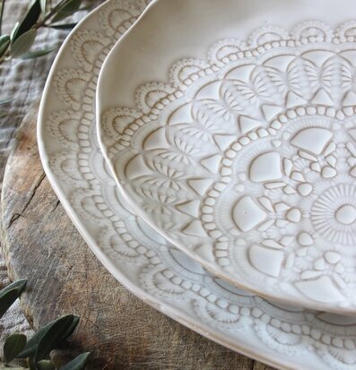 Tallrik Organic Happiness Vit från Majas Cottage på träskiva