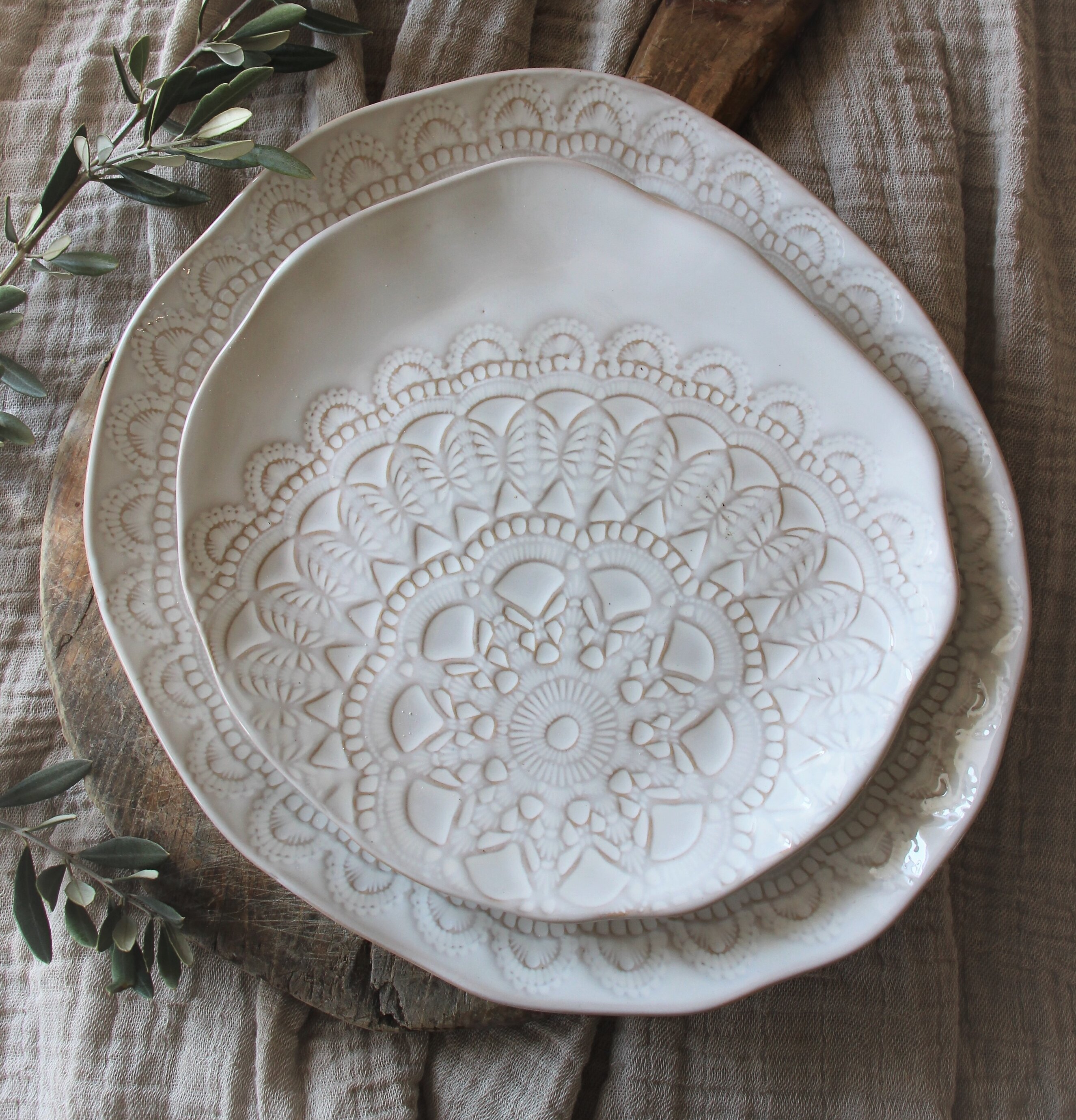 Tallrik Organic Happiness Vit från Majas Cottage på träunderlägg