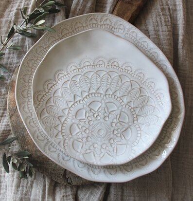 Tallrik Organic Happiness Vit från Majas Cottage på träunderlägg