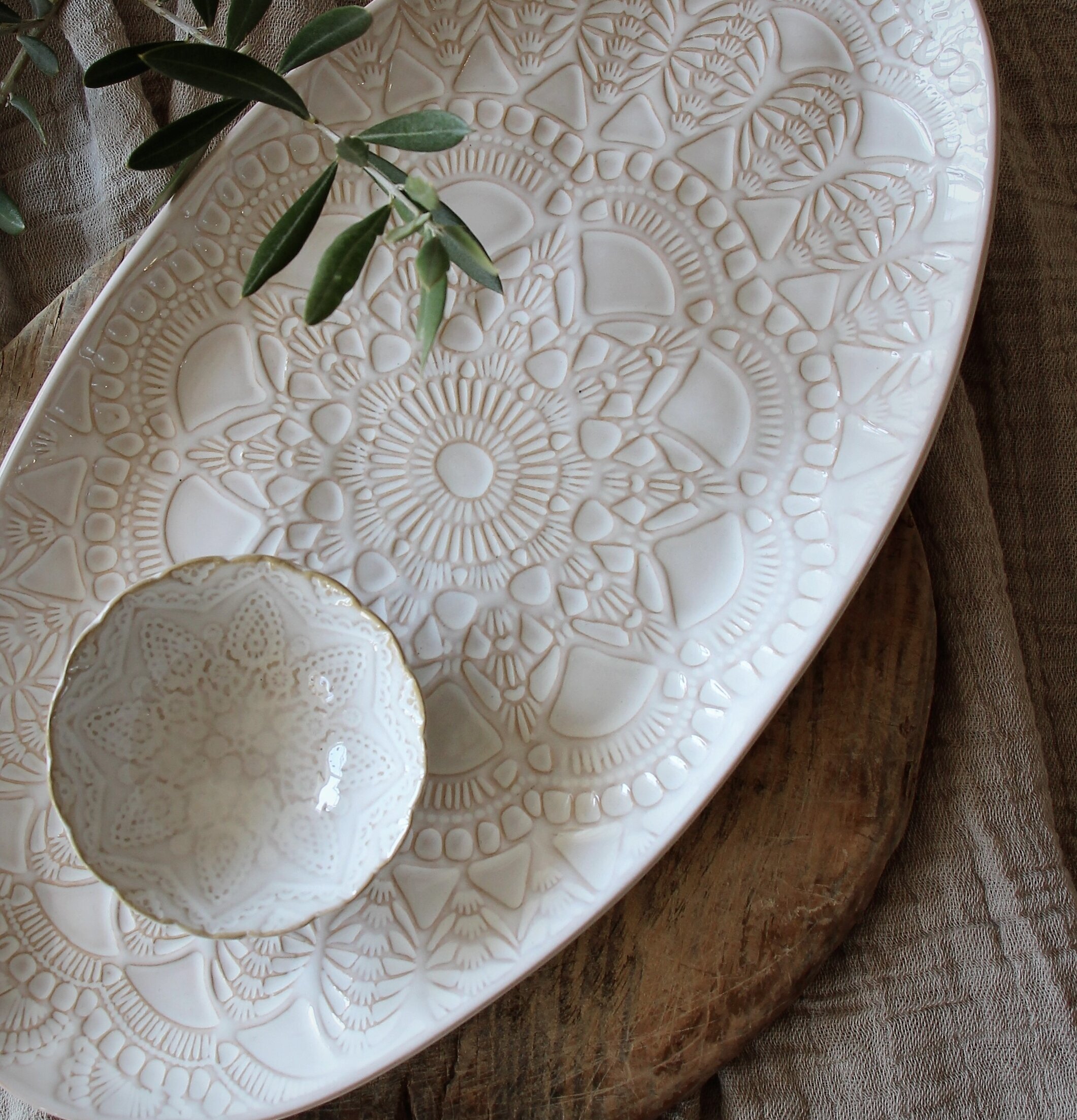 Serveringsfat Happiness Vit från Majas Cottage med reliefmönster