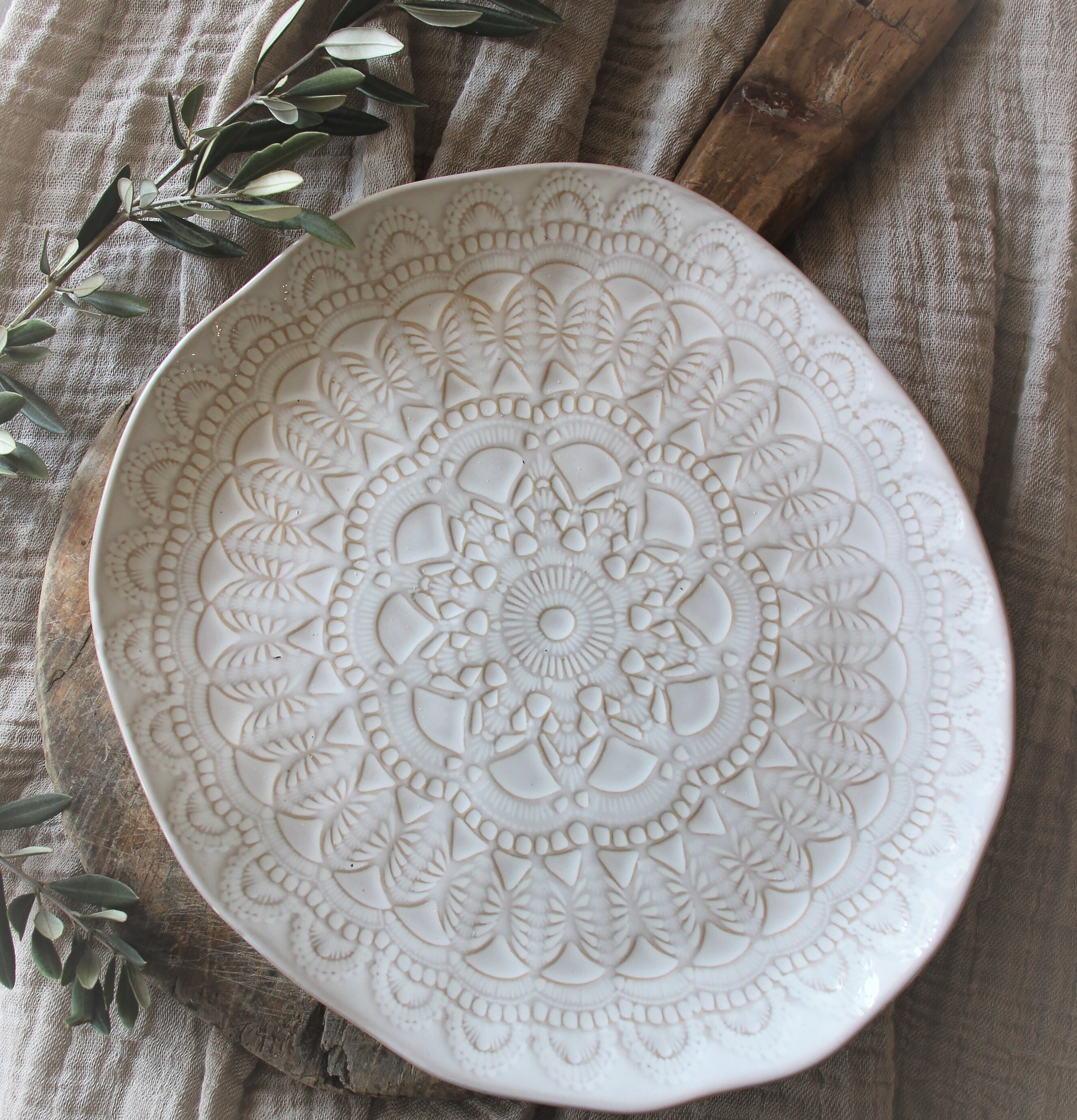 Assiett/Fat Happiness Organic Vit från Majas Cottage på linne