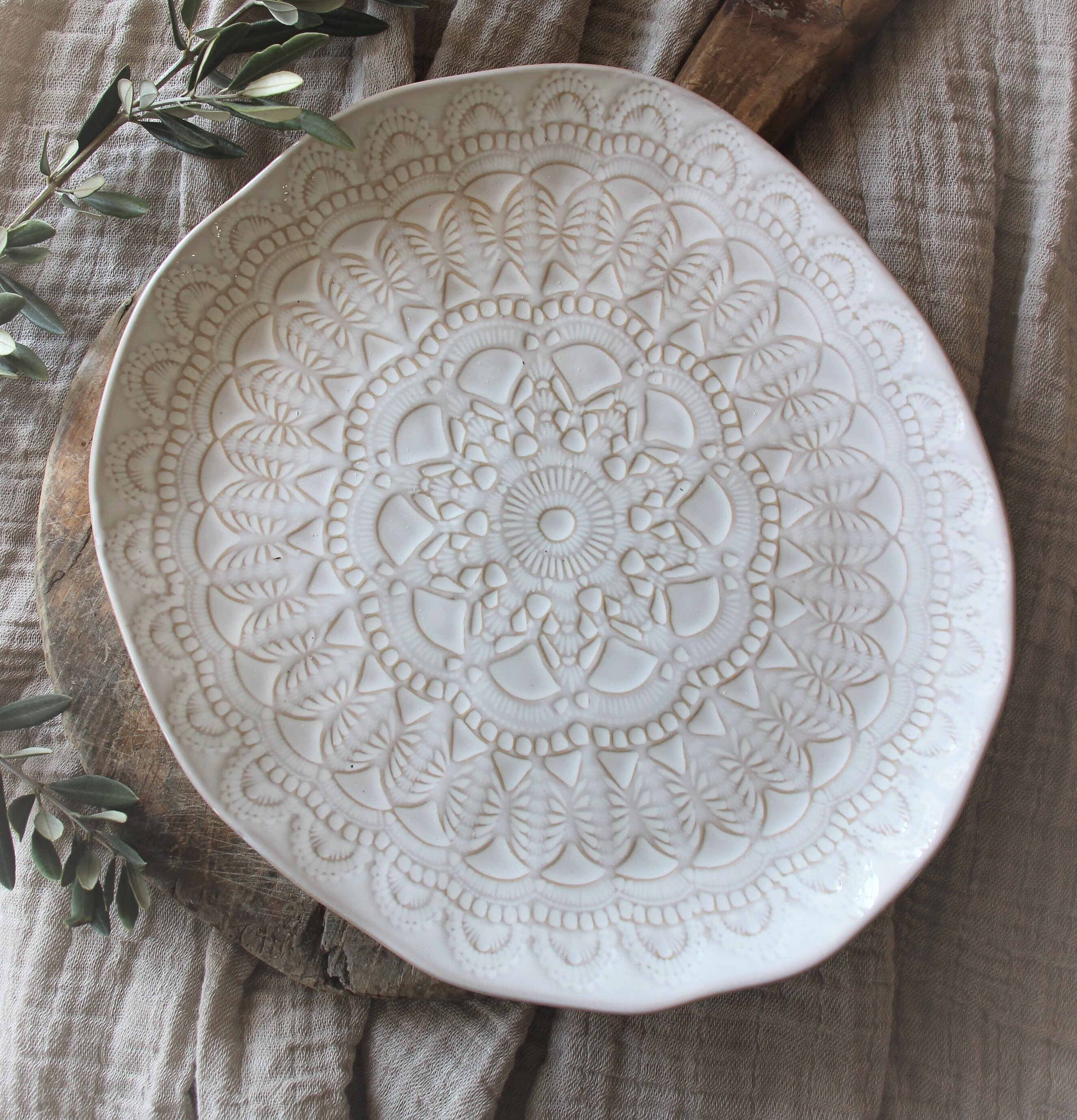 Tallrik Organic Happiness Vit från Majas Cottage på träplatta