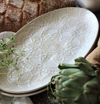 Serveringsfat Happiness Vit från Majas Cottage med bröd