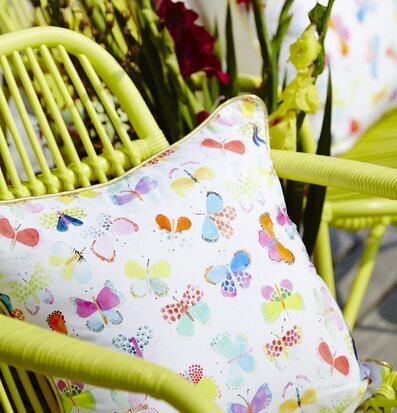 Cane 2 Seater Sofa Soft Yellow från Rice i naturlig miljö