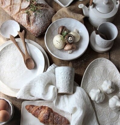 Serveringsfat Happiness Vit från Majas Cottage på rustikt bord