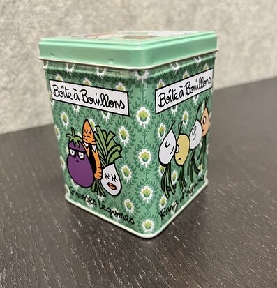 Bild av charmig plåtburk för grönsaksbuljong