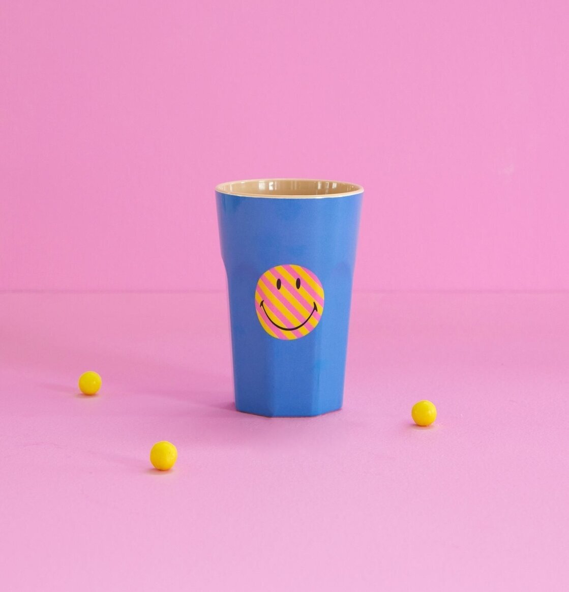 Bild av färgglad mugg med leende smiley och bollar