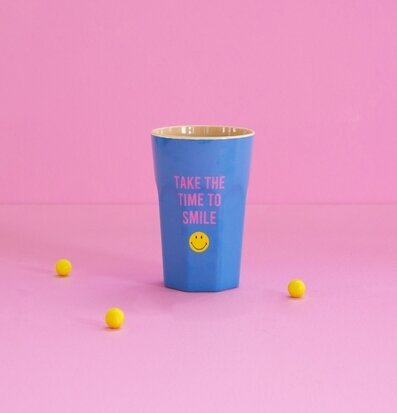 Bild av mugg med blå och rosa design mot rosa bakgrund