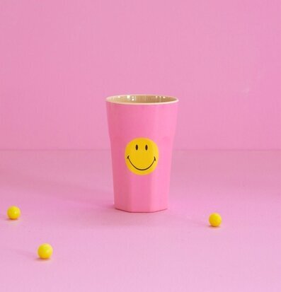 Bild av rosa mugg med smiley och gula bollar