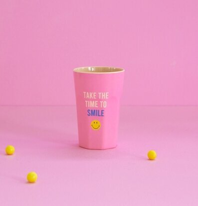 Bild av rosa mugg med smiley och text mot bakgrund
