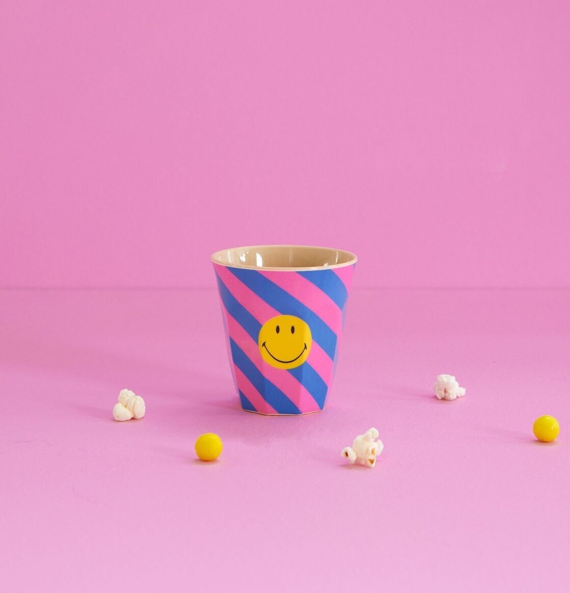 Melaminmugg Striped Smiley Print från Rice med rosa bakgrund