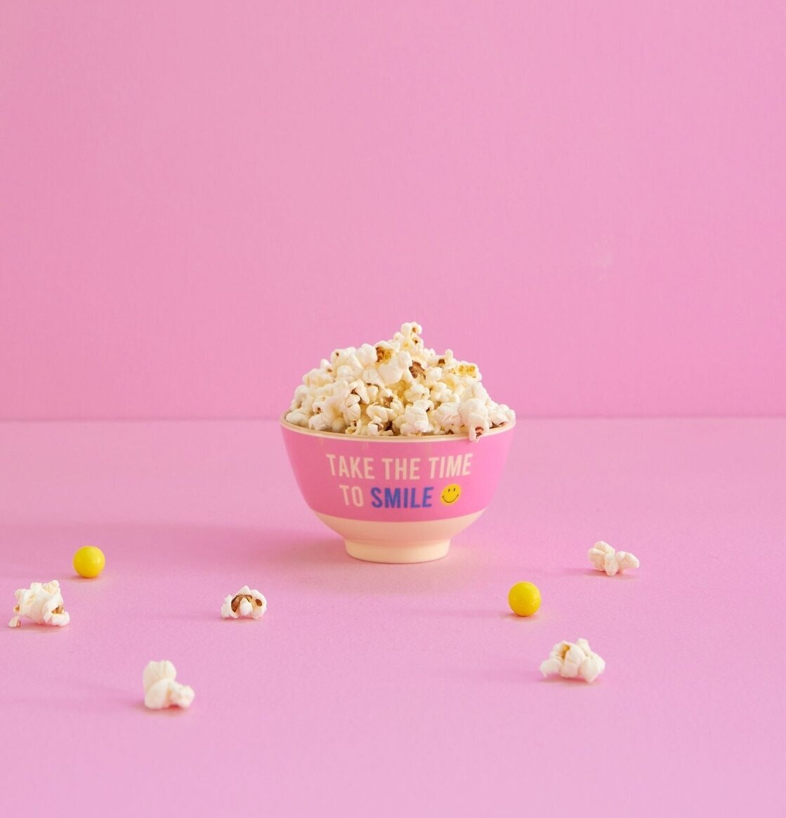 Liten Skål Striped Smiley Print från Rice mot rosa bakgrund