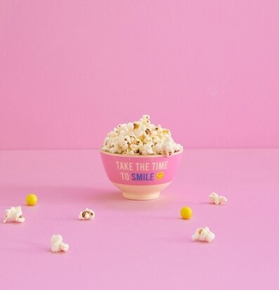 Liten Skål Striped Smiley Print från Rice mot rosa bakgrund