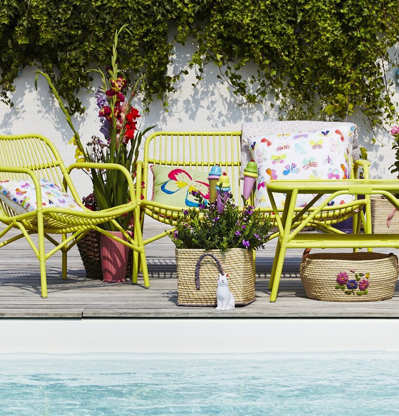 Cane Lounge Chair Soft Yellow från Rice på träaltan nära pool