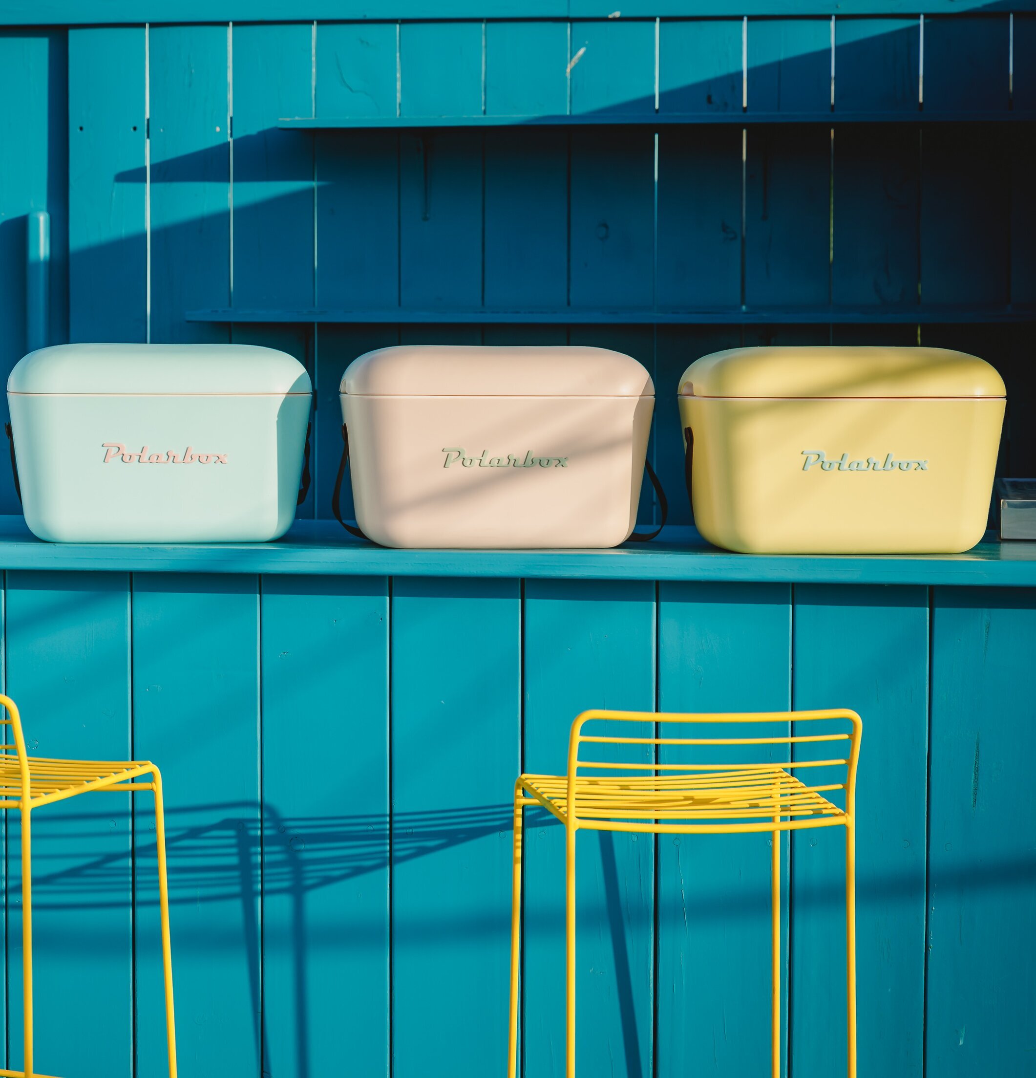 Kylväska POP 20 Liter Gul från Polarbox på blå bänk