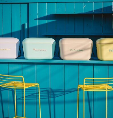 Kylväska POP 20 Liter Rosa från Polarbox på blått bord