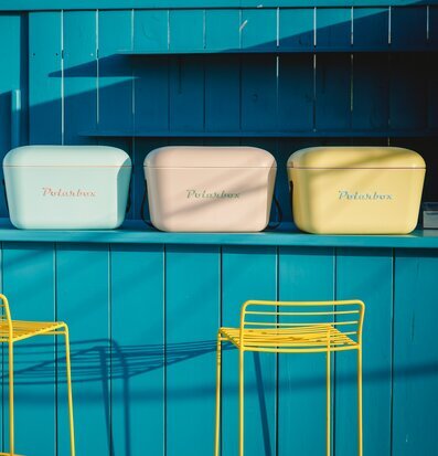 Kylväska POP 20 Liter Gul från Polarbox på blå bänk