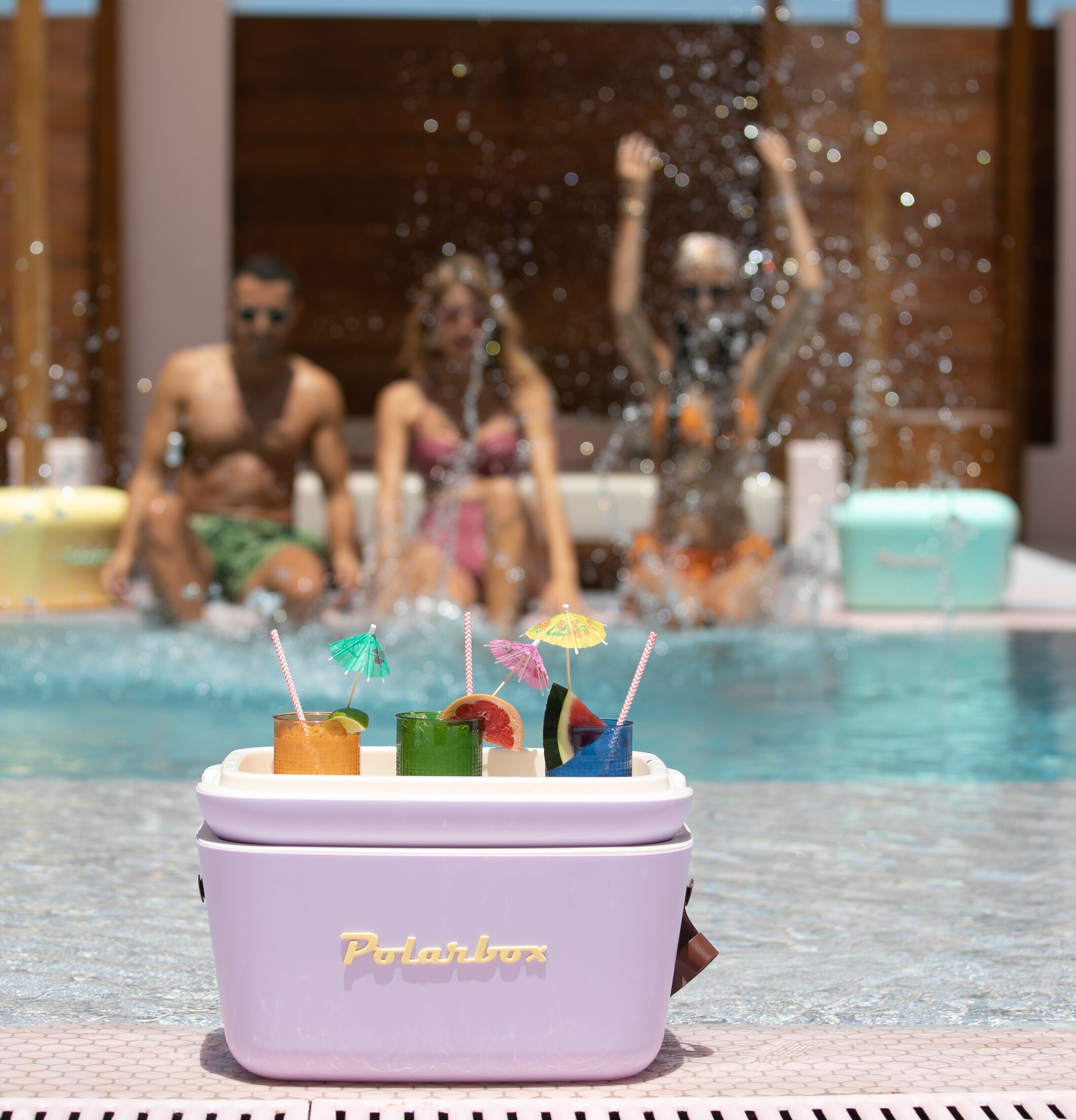 Kylväska POP 20 Liter Lila från Polarbox vid poolen