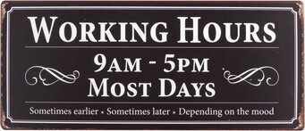 Plåtskylt Working Hours från IB Laursen med humoristisk text