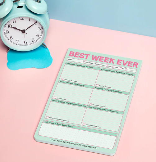 Best Week Ever Pad från Knock Knock på tvåfärgad bakgrund