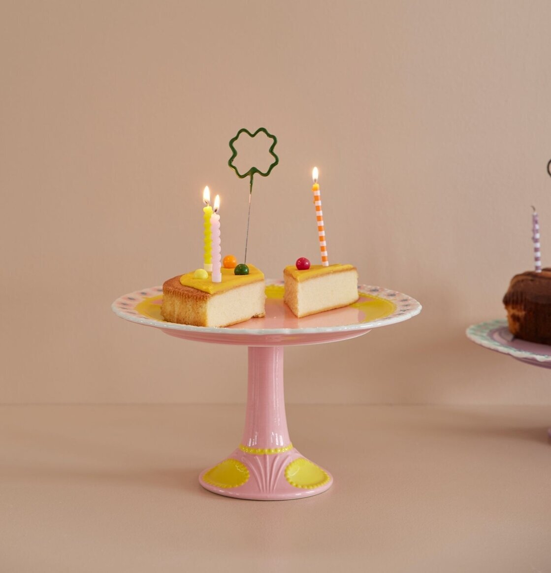 Kak/tårtfat Yellow Flower Design från Rice på ljus bakgrund