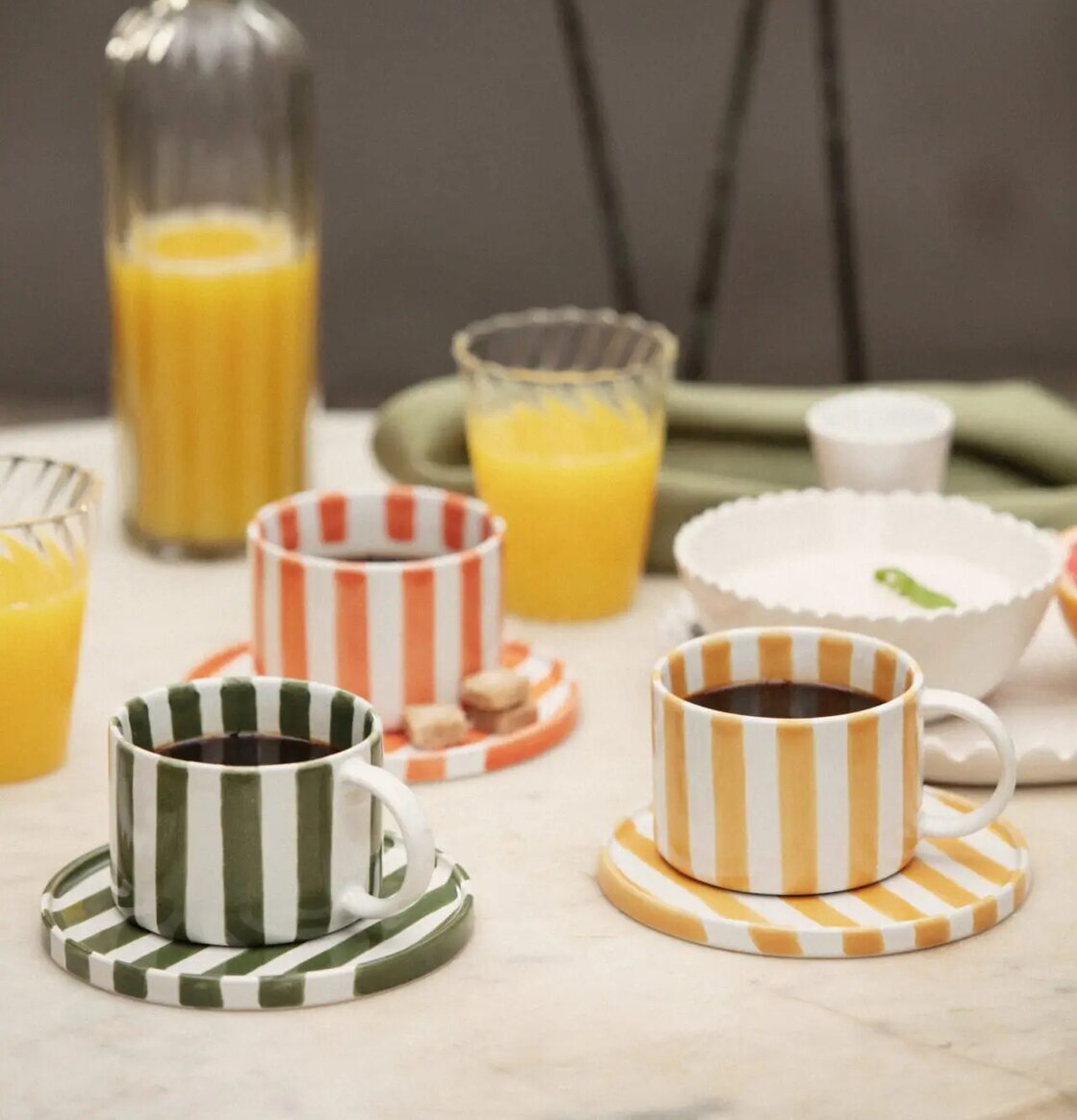 Monica Kopp Med Fat Brun från Olsson & Jensen på marmorbord