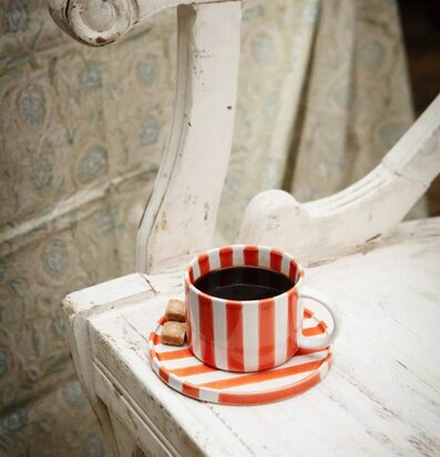 Monica Kopp Med Fat Orange från Olsson & Jensen i vintage miljö