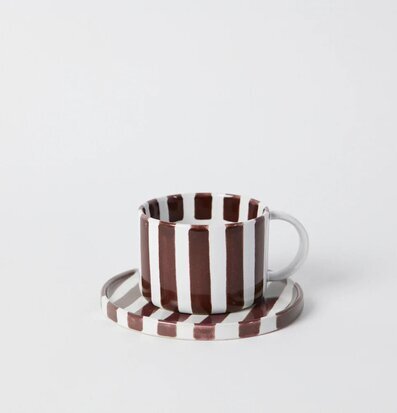 Monica Kopp Med Fat Brun från Olsson & Jensen, stilren design