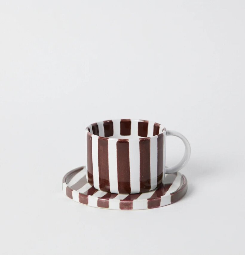 Monica Kopp Med Fat Brun från Olsson & Jensen, stilren design