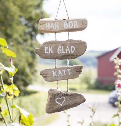 Mobil Drivved - Här Bor En Glad Katt/Hund Different Design