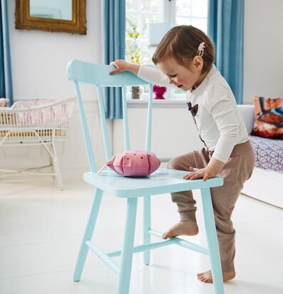 Barn på stol med Whoopee Cushion Blå från Rice i barnrum