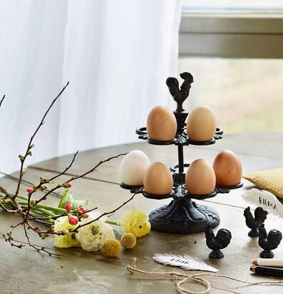 Ägghållare Järn från Strömshaga på rustikt träbord