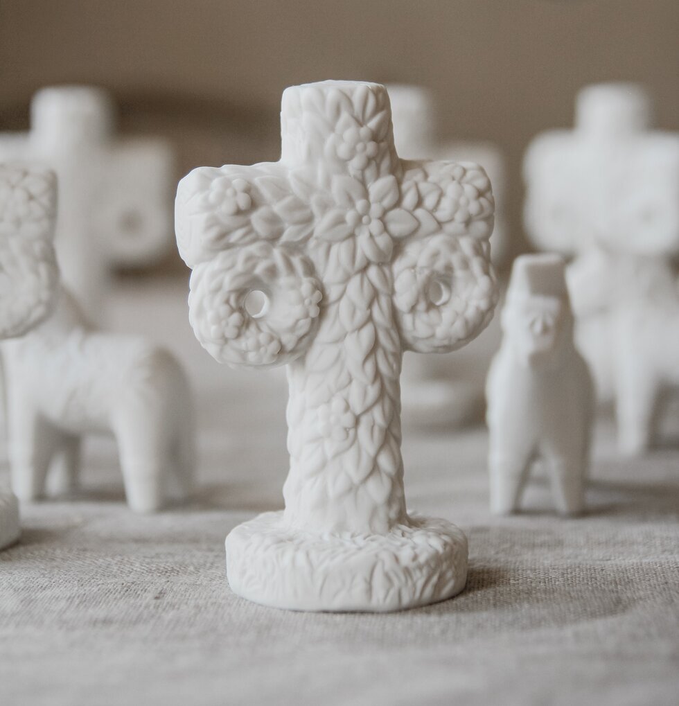 Midsommarstång - Majas Cottage i vit keramik från Majas Cottage