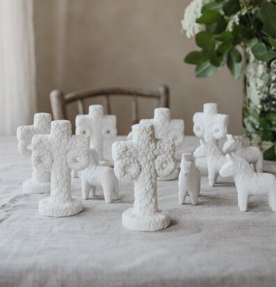 Midsommarstång - Majas Cottage på ljusgrå duk med blommor