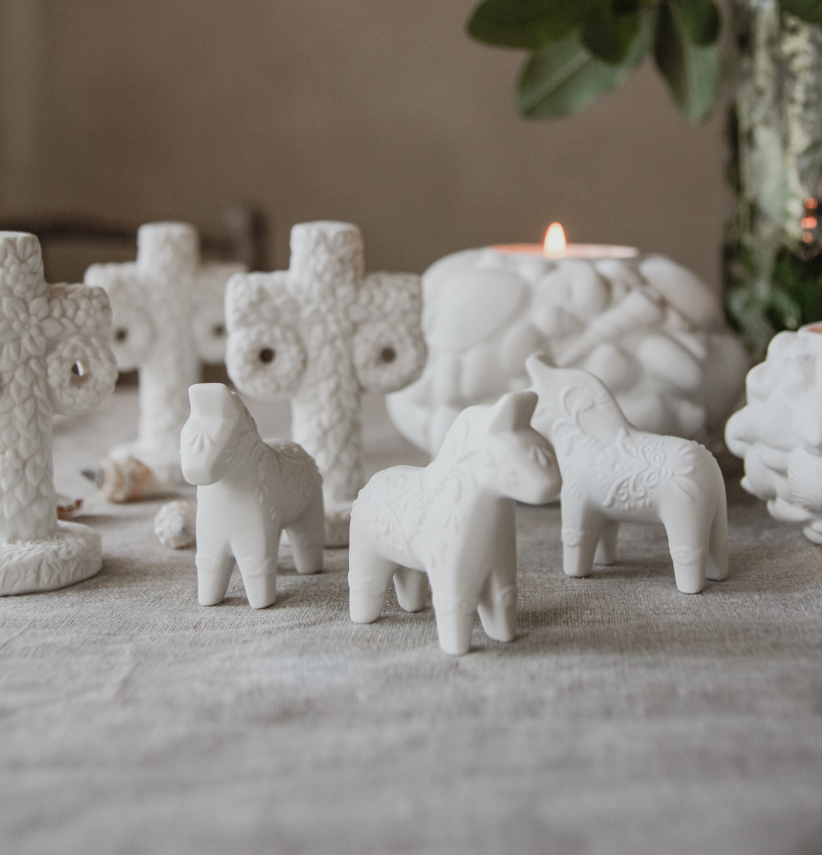 Chevas Horse - Majas Cottage, vit keramikhäst med reliefmönster