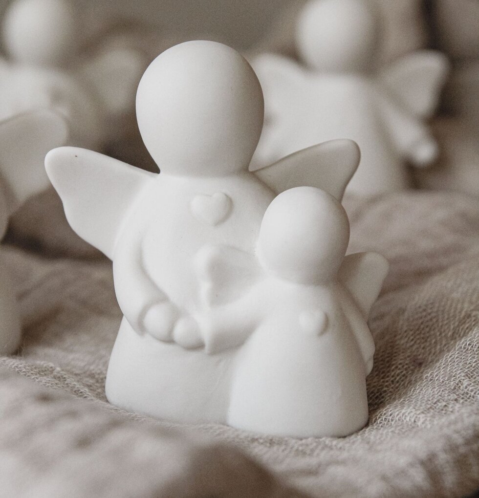 Mamma Ängeln Inkl Gåvobox från Majas Cottage i vit keramik