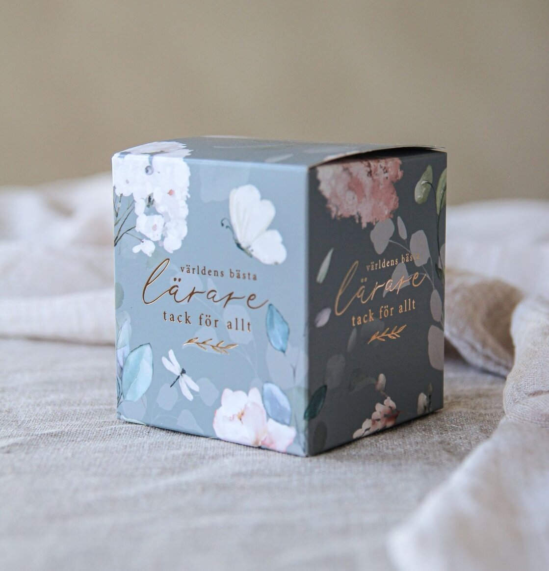 Foto av elegant presentförpackning med blommigt motiv